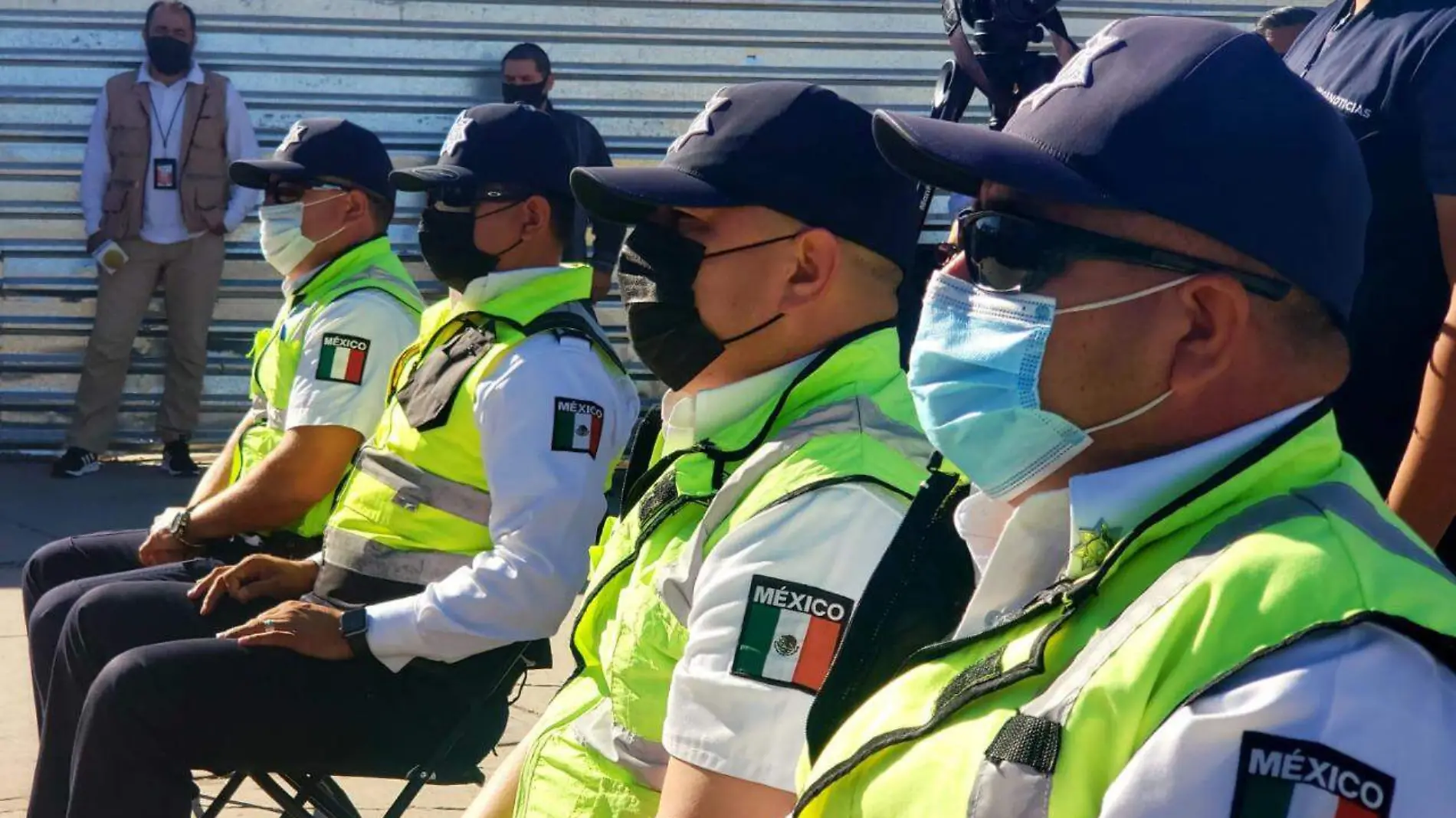 Policía a bordo de transporte público (3)